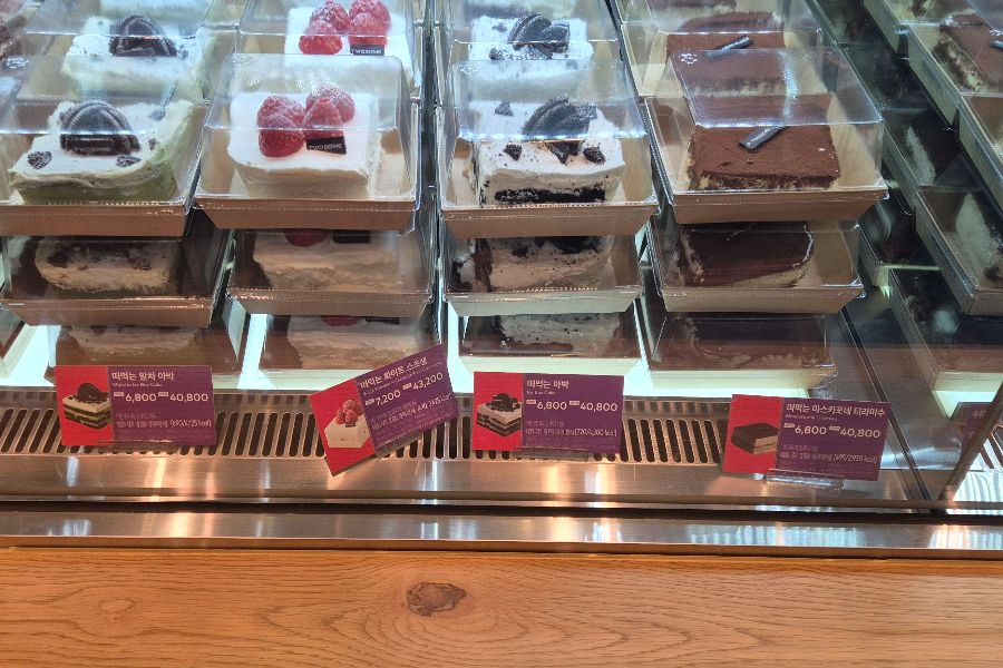 투썸플레이스 쇼케이스 안의 다양한 조각 케이크들
