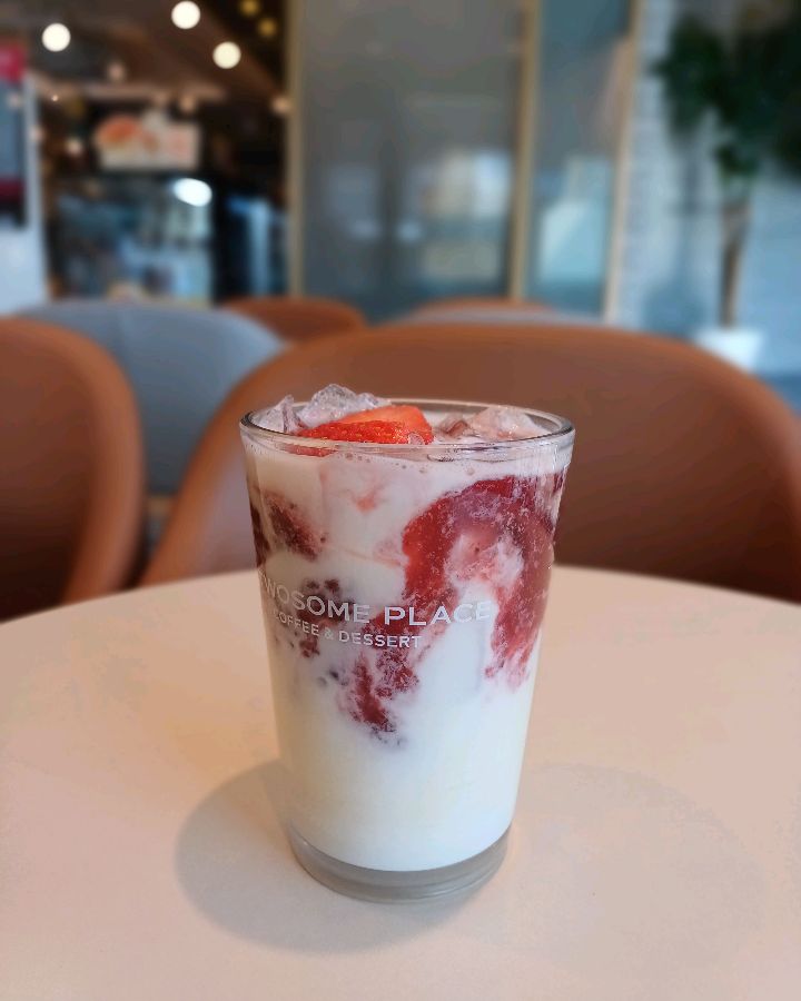 투썸플레이스 딸기 요거트 라떼의 사랑스러운 비주얼