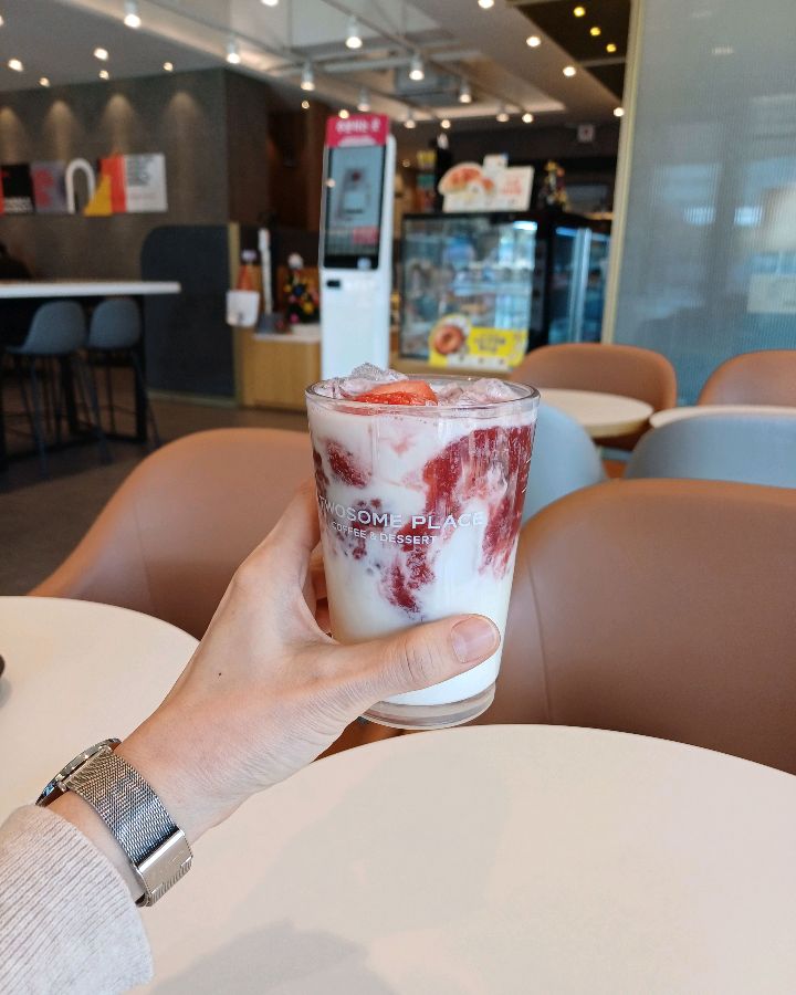 투썸플레이스 딸기 요거트 라떼를 들고 있는 모습