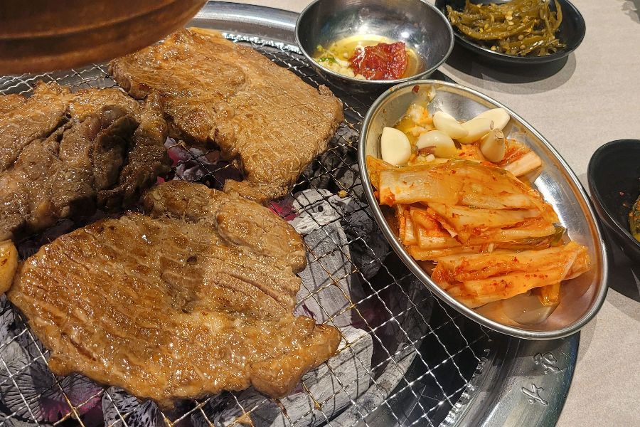 잘 익은 돼지갈비와 김치가 조화롭게 담겨있는 모습