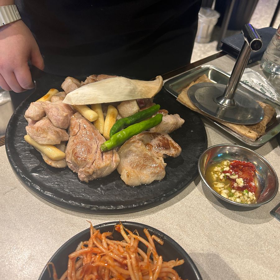 먹음직스러운 삼겹살 한 상 차림