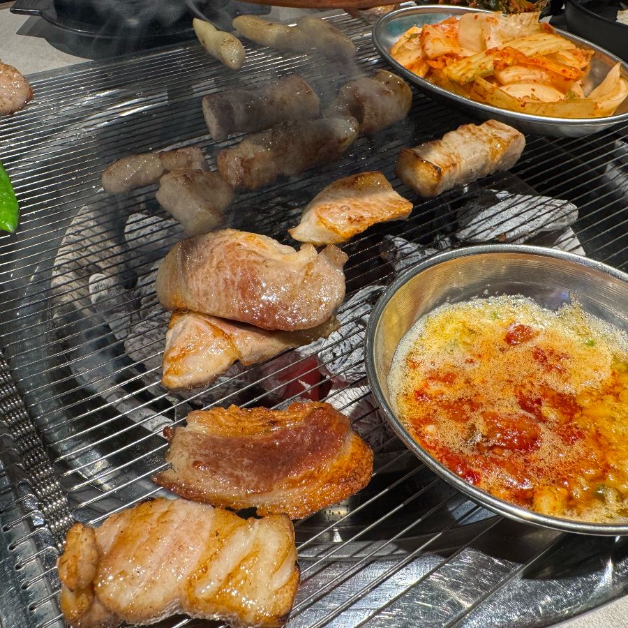 숯불에 구워지는 삼겹살과 김치