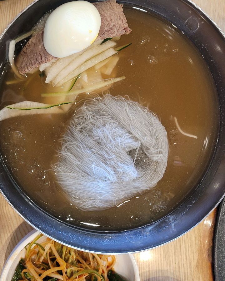 살얼음 동동 뜬 시원한 냉면! 고기 후 입가심으로 최고죠.