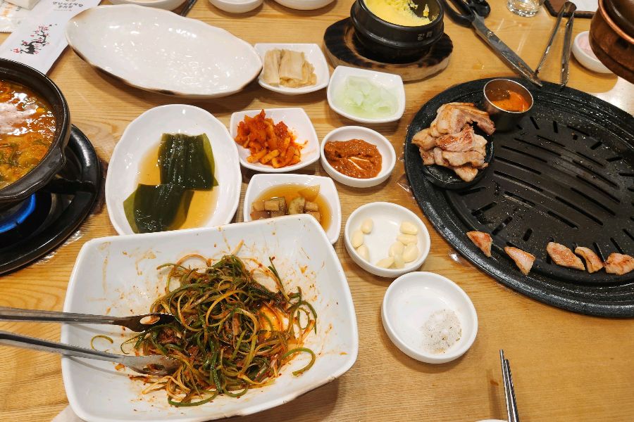 푸짐하게 차려진 한 상! 다양한 반찬들이 입맛을 돋우네요.