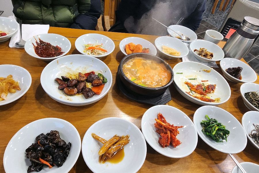 정갈하게 차려진 산채정식 반찬들