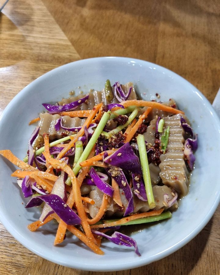 알록달록한 색감의 도토리묵