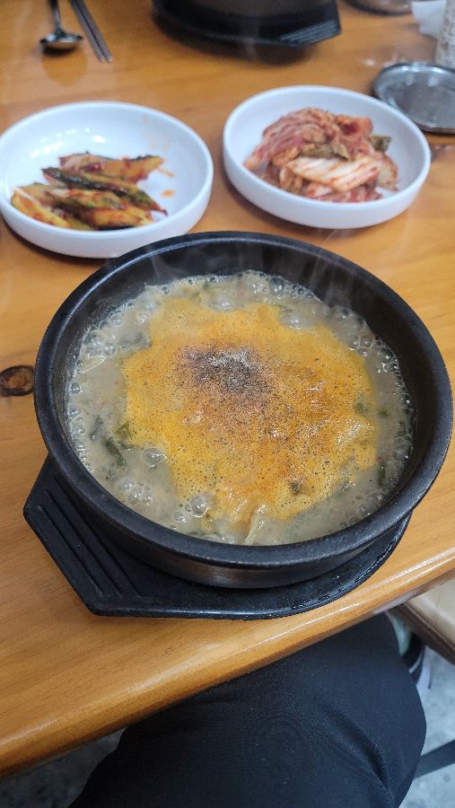 갓 끓여져 나온 따끈한 추어탕