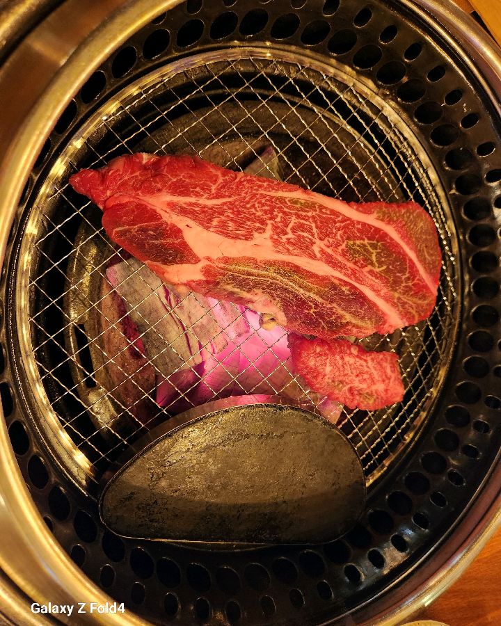 숯불 위에서 노릇하게 익어가는 한우 갈비살