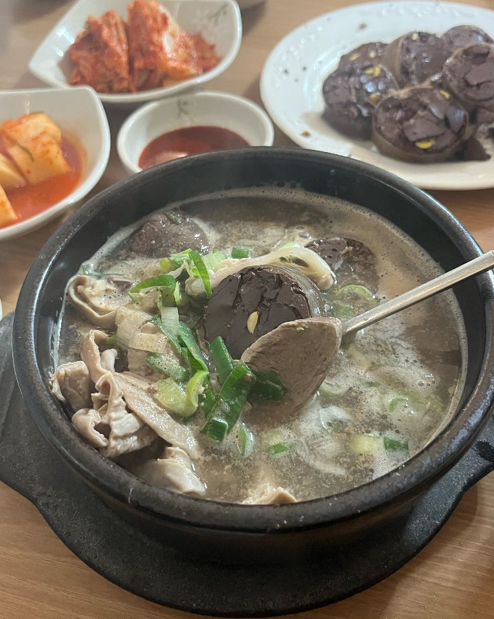 순대와 내장이 푸짐하게 들어간 순대국밥