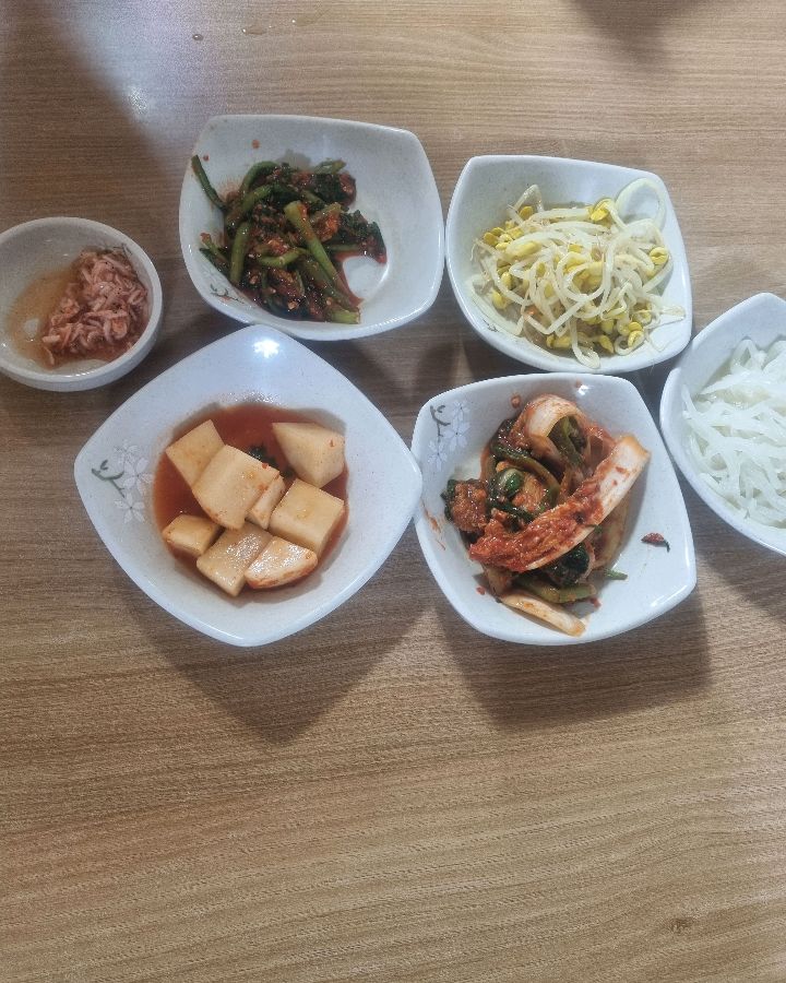 정갈하게 담겨 나온 밑반찬