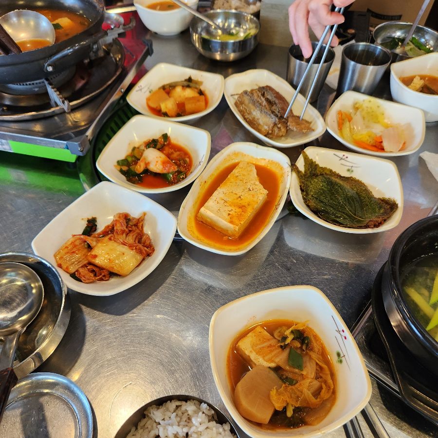 푸짐하게 차려진 왕성맛집 백반 한 상