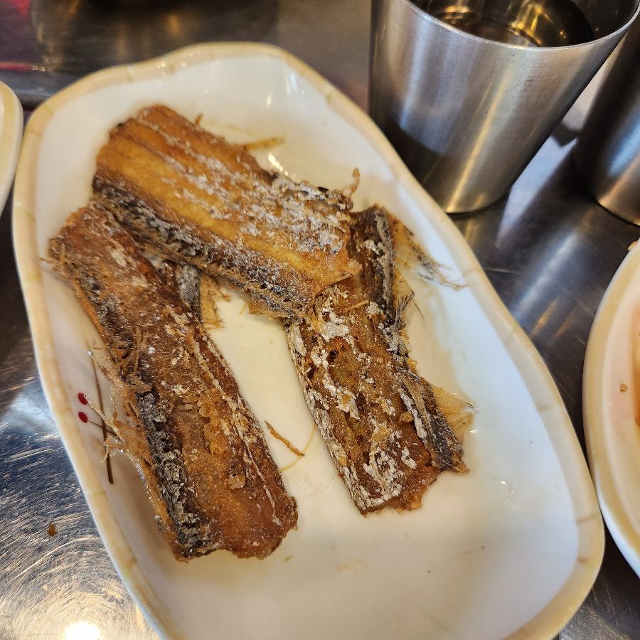 노릇하게 구워진 생선 구이