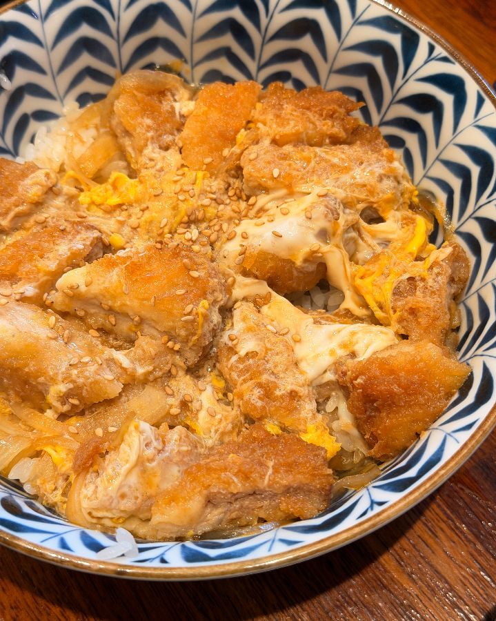 윤기가 자르르 흐르는 돈부리