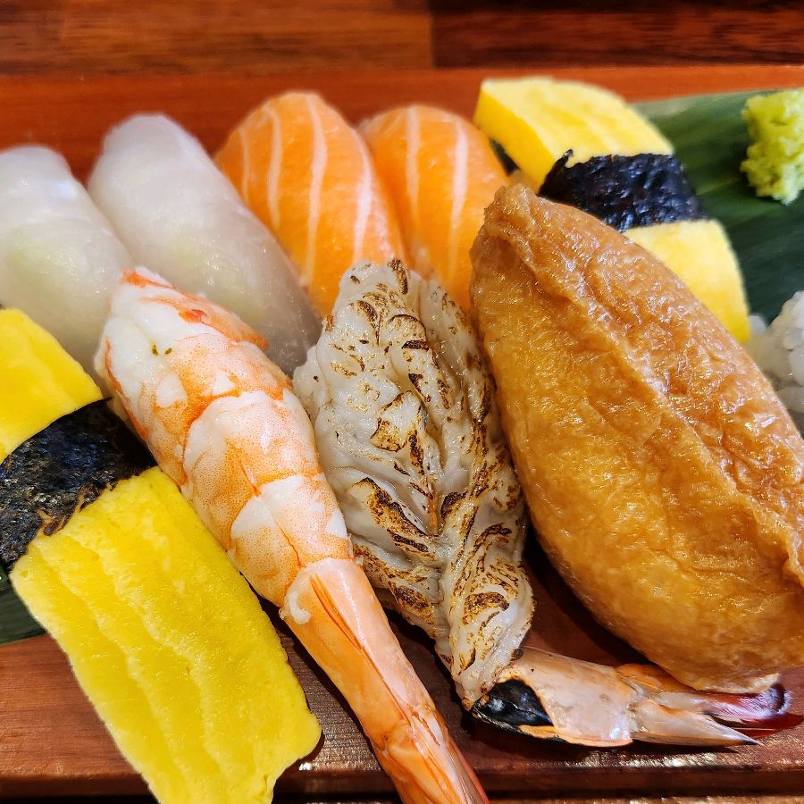 싱싱한 재료가 한 눈에 보이는 초밥