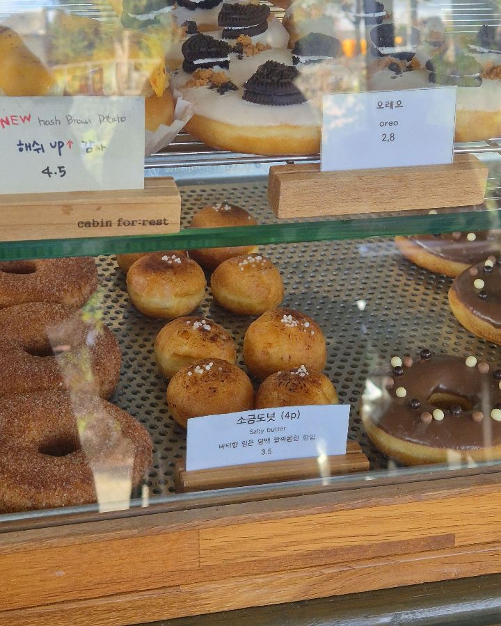 다양한 종류의 도넛이 진열된 쇼케이스