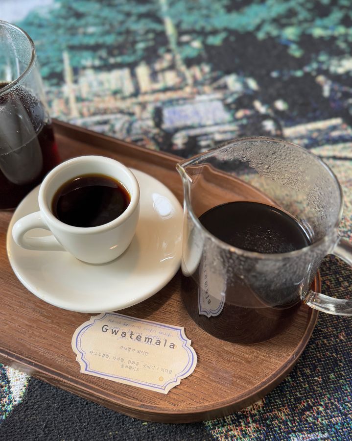 핸드드립 커피, 섬세한 풍미와 향긋한 아로마가 일품이다.