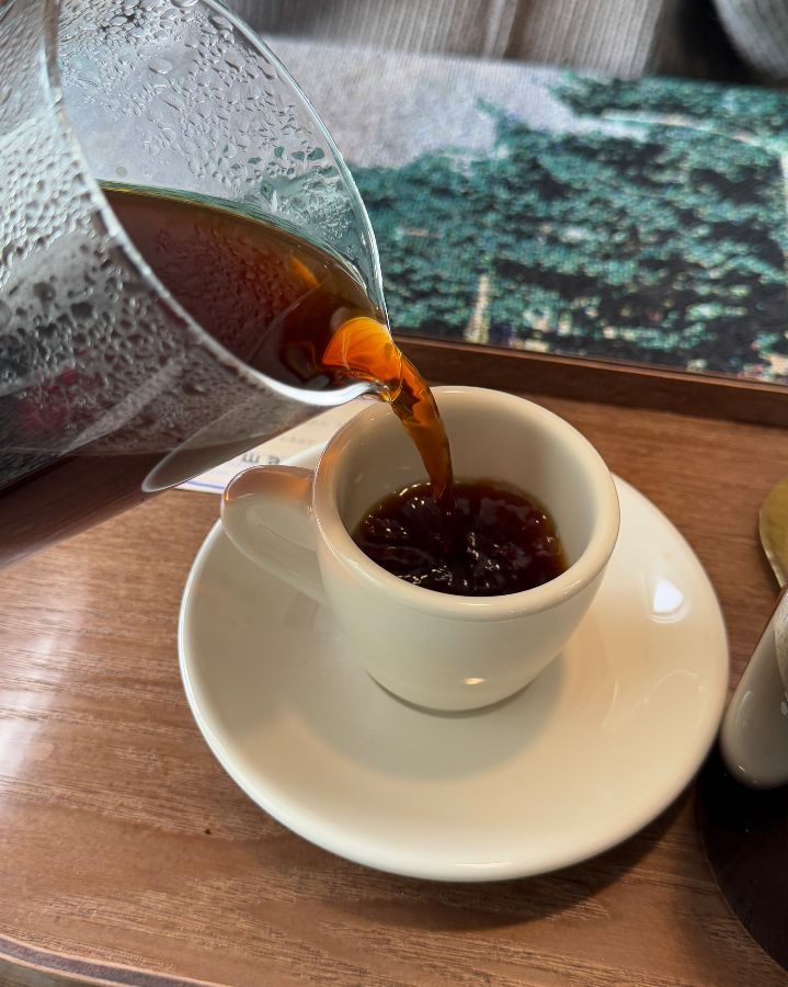 핸드드립 커피를 잔에 따르는 모습, 정성이 느껴진다.