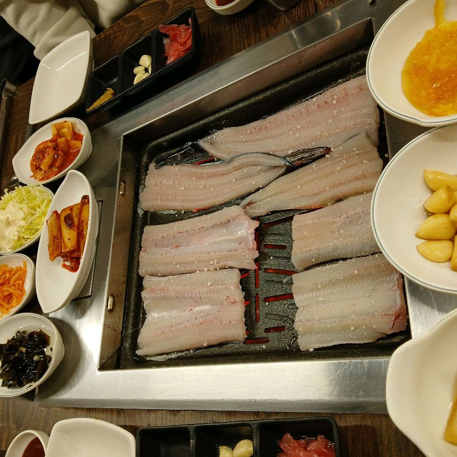 숯불 위에서 구워지는 신선한 장어 소금구이