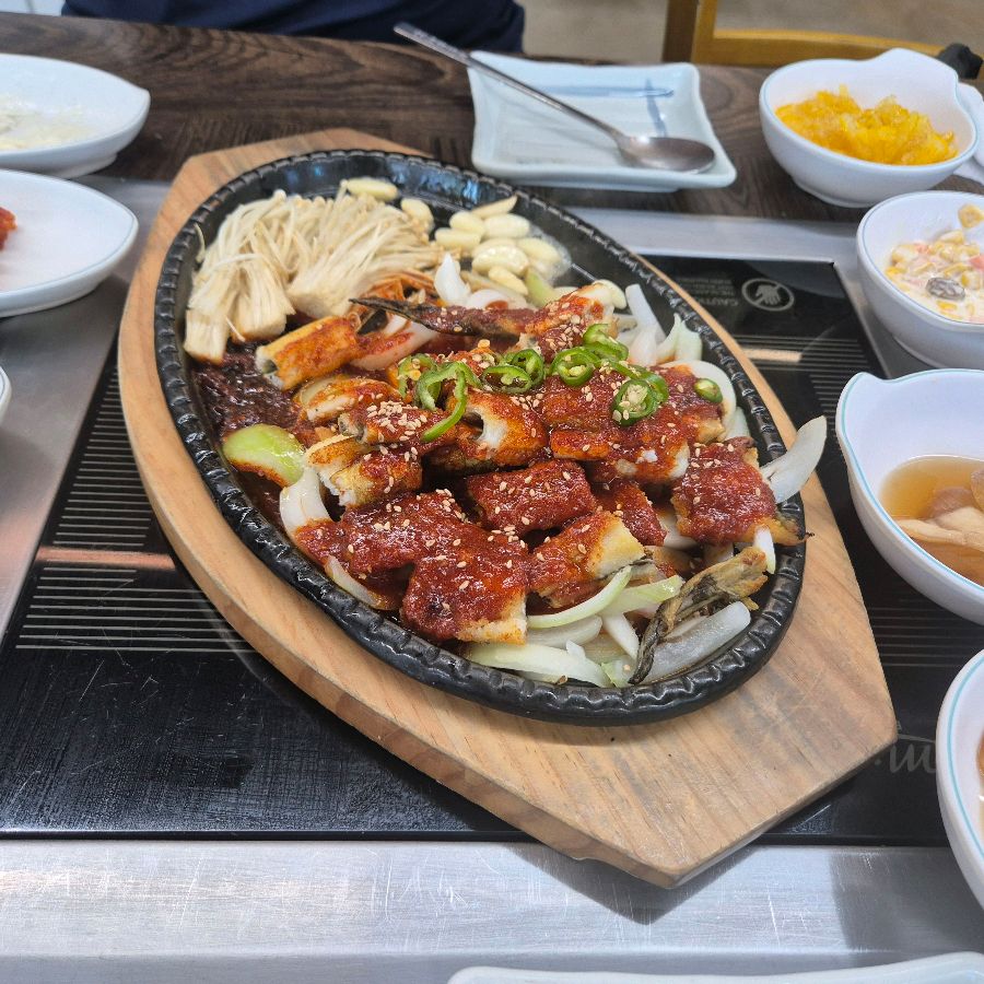 철판 위에서 지글거리는 양념장어구이