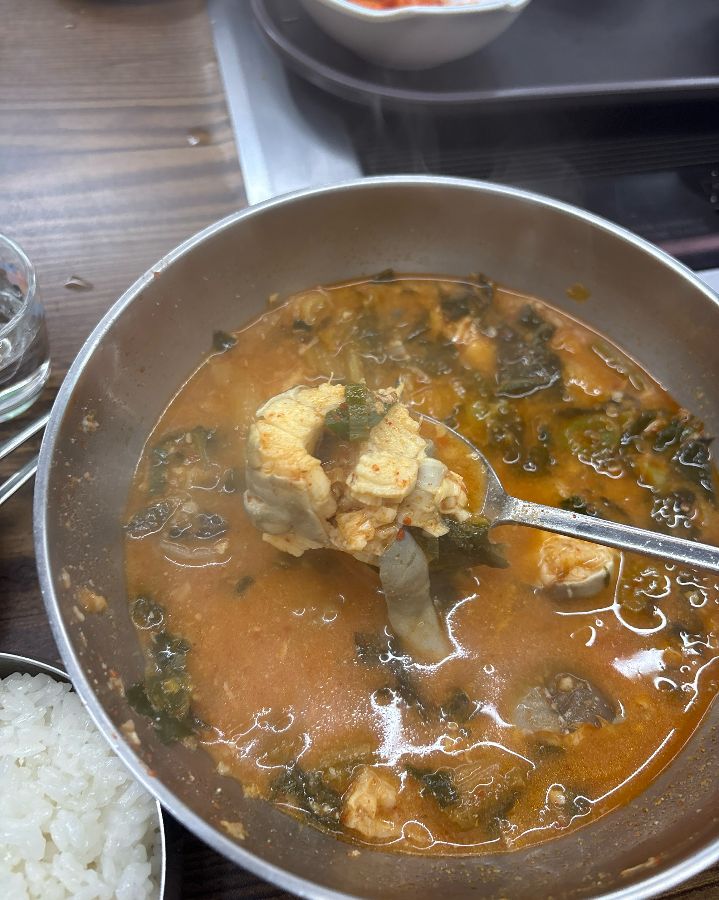 푸짐한 장어 살이 들어간 장어탕