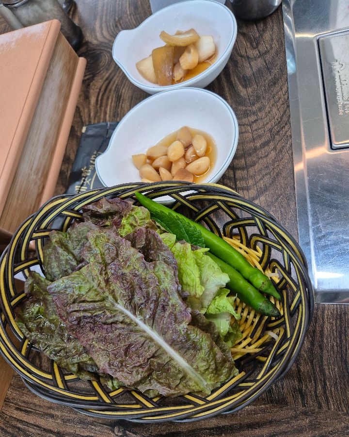 싱싱한 쌈 채소와 밑반찬