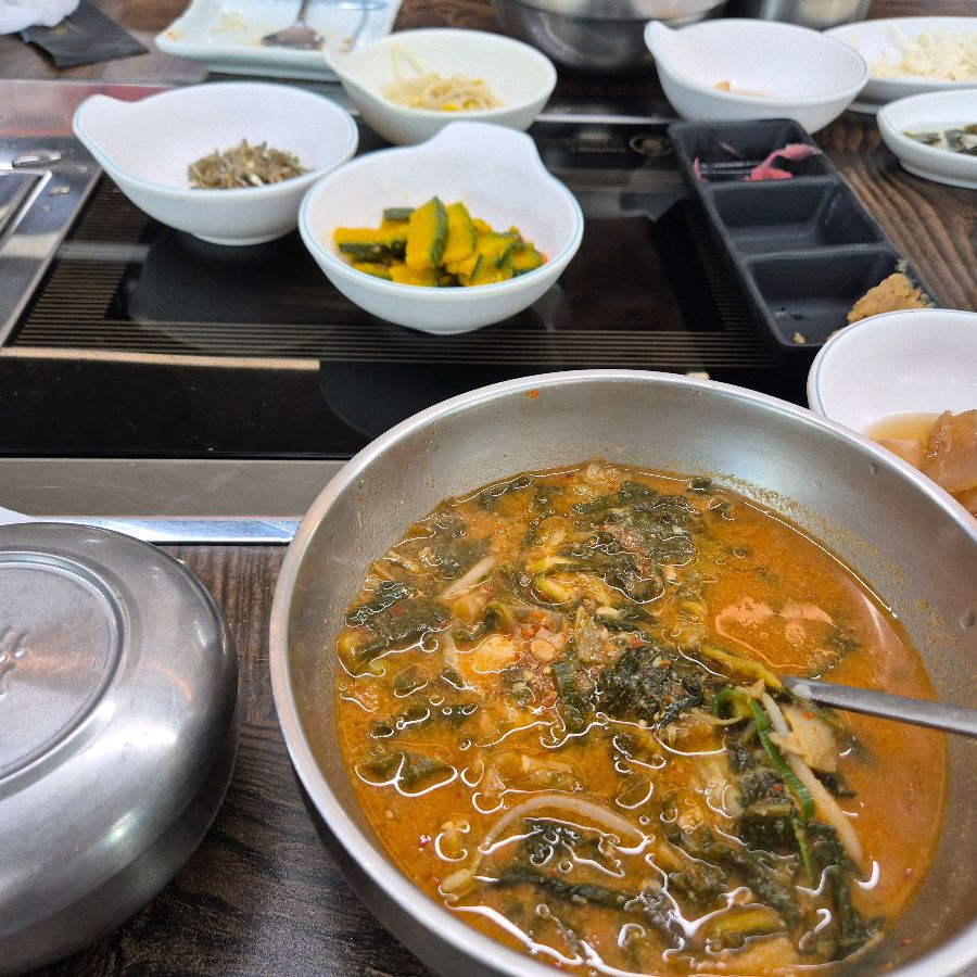 장어탕과 다양한 밑반찬