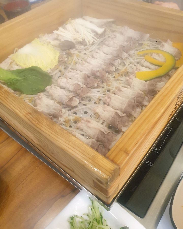 편백찜 증기 가득