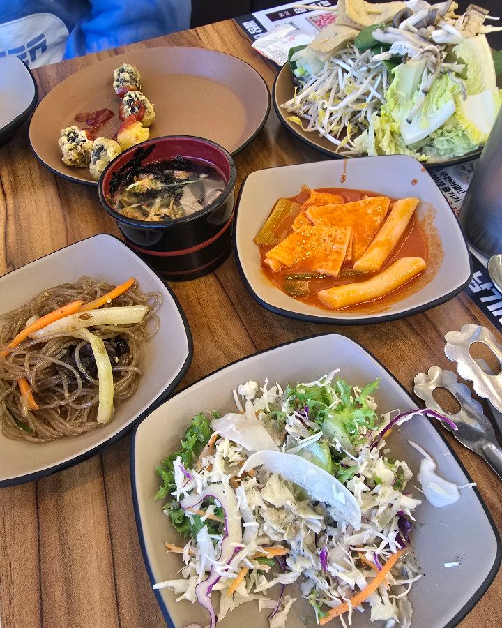 다양한 샐러드바 메뉴