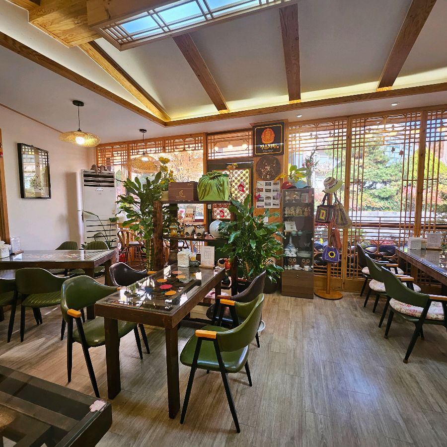 따뜻한 햇살이 들어오는 아늑한 내부 공간