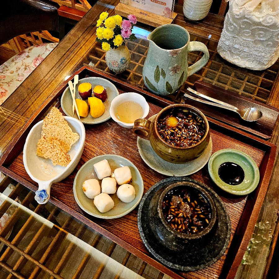 다양한 다과와 함께 즐기는 쌍화차 한 상