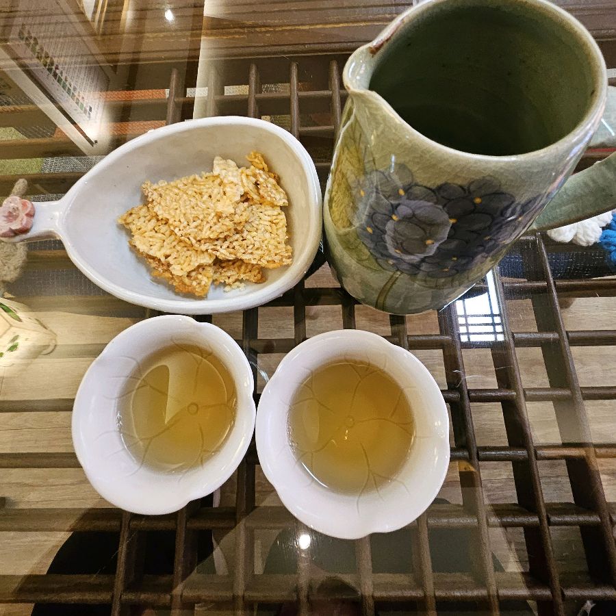 따뜻한 꽃잎차와 누룽지