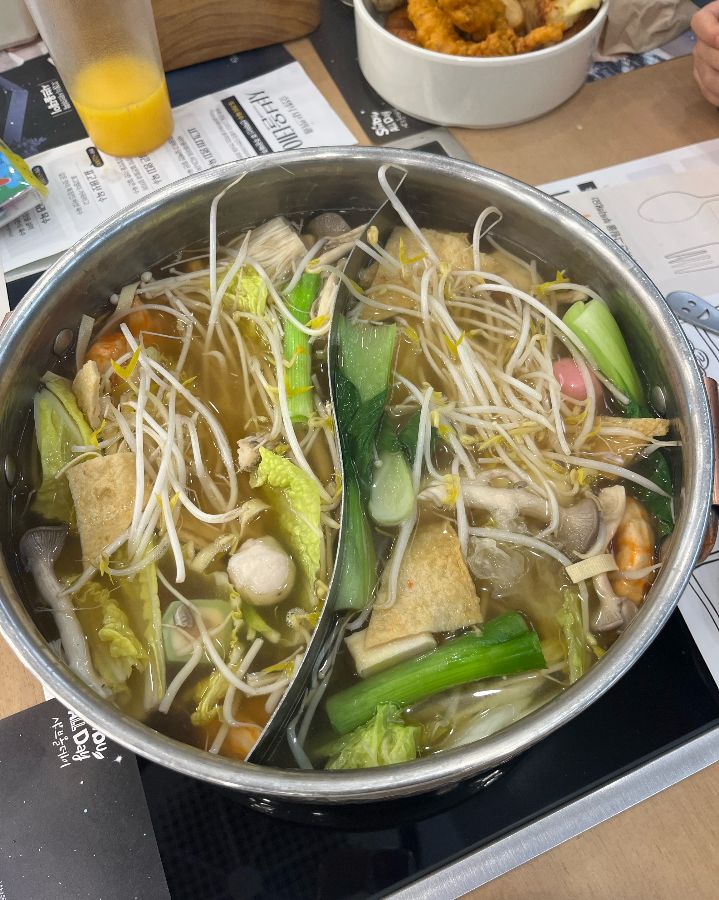 다양한 야채와 해산물이 가득한 샤브샤브