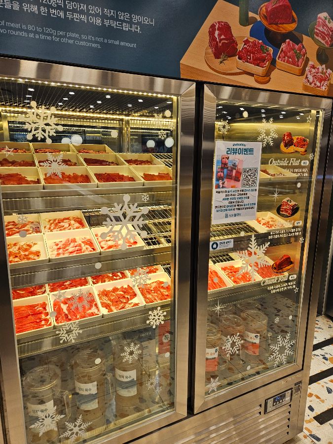 신선하게 보관된 다양한 종류의 고기