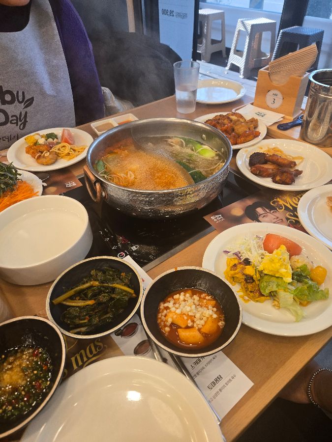 다양한 사이드 메뉴와 함께 즐기는 샤브샤브