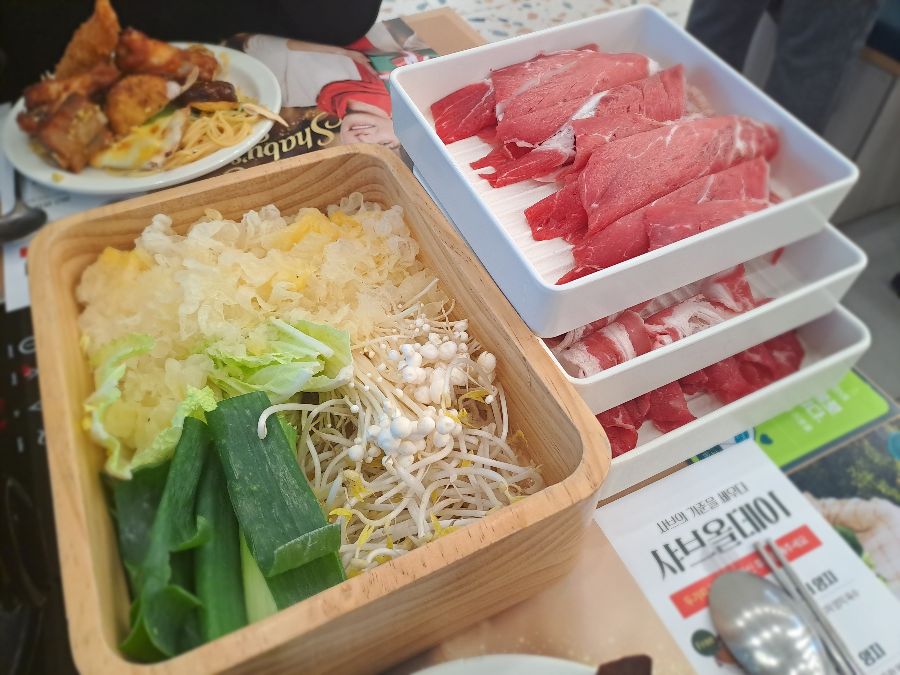 신선한 야채와 고기의 아름다운 조화