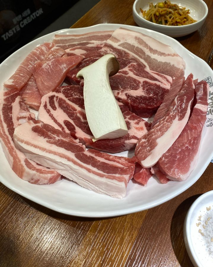 신선한 돼지고기 모듬 한 상 차림