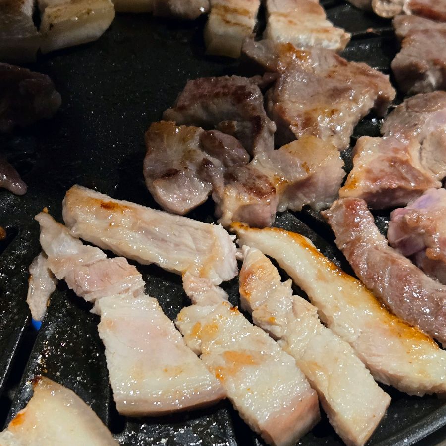 불판 위에서 맛있게 익어가는 돼지고기