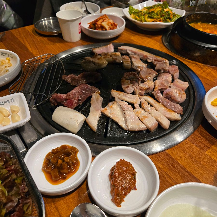 푸짐하게 차려진 한 상