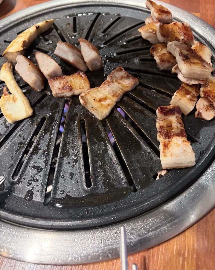 노릇하게 구워진 돼지고기