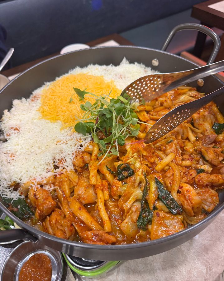 눈꽃처럼 소복이 쌓인 치즈가 인상적인 눈꽃 치즈 닭갈비