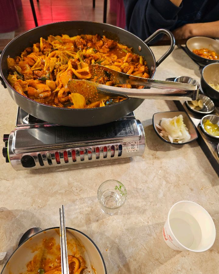 테이블 위에서 맛있게 익어가는 닭갈비