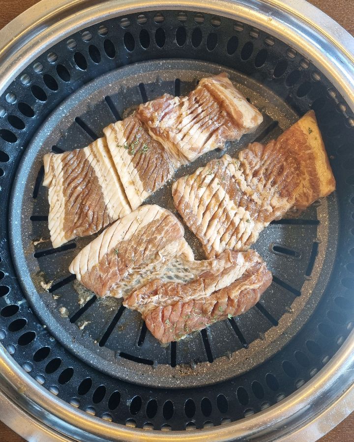 애플트리 돼지갈비 굽는 모습