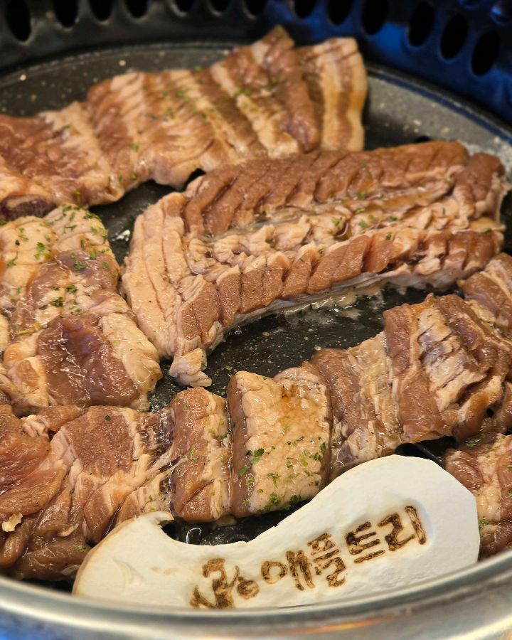 노릇하게 익은 돼지갈비