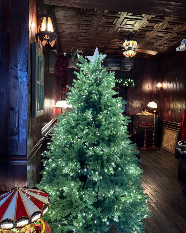크리스마스 트리와 앤티크한 인테리어