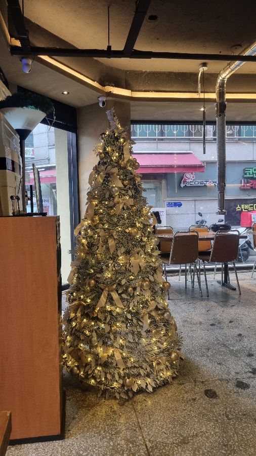 경성고기꾼 왕십리점 크리스마스 트리