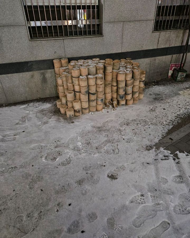 가게 밖에 쌓여있는 연탄더미