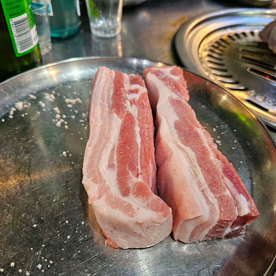 선홍빛 삼겹살의 자태