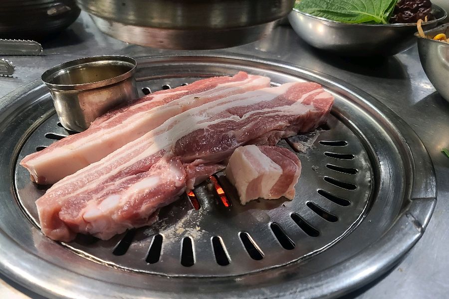 불판 위에서 지글지글 익어가는 삼겹살