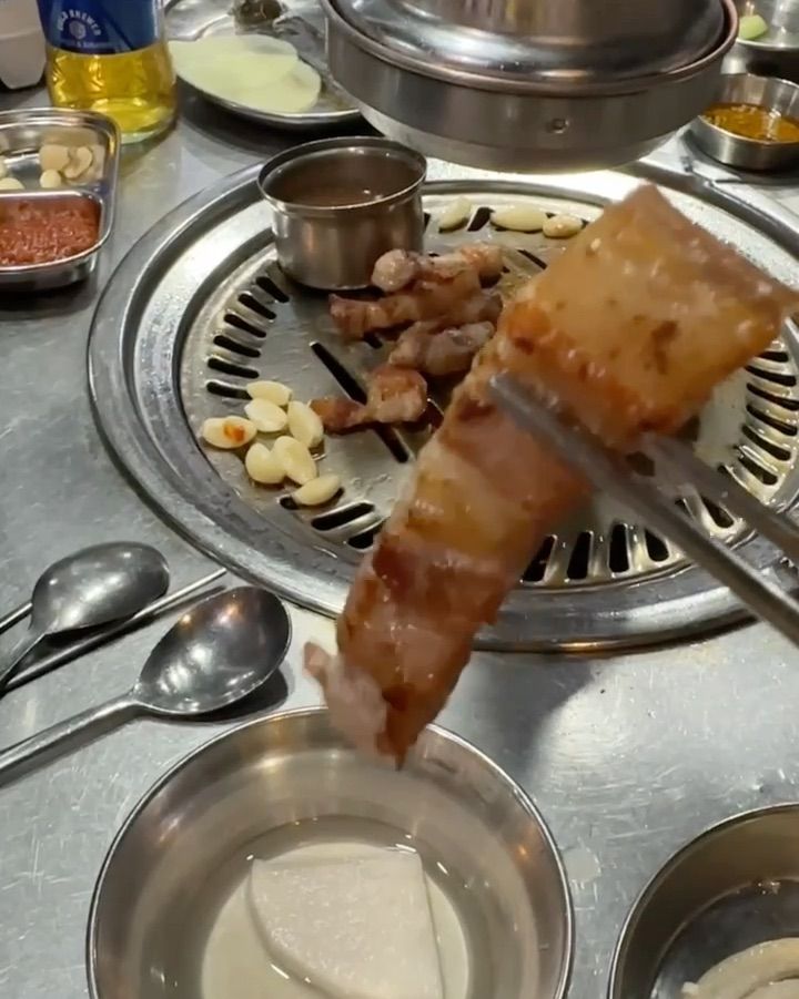 잘 익은 삼겹살 한 점을 멜젓에 콕 찍어서!