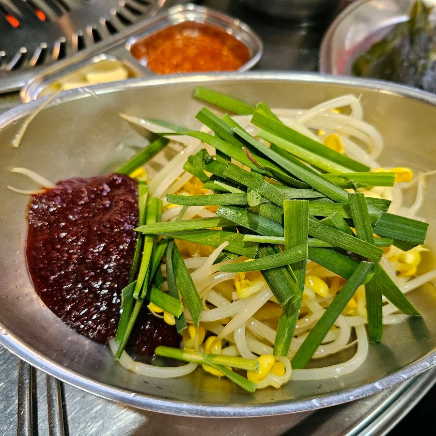 매콤달콤한 콩나물무침은 삼겹살의 영원한 단짝!